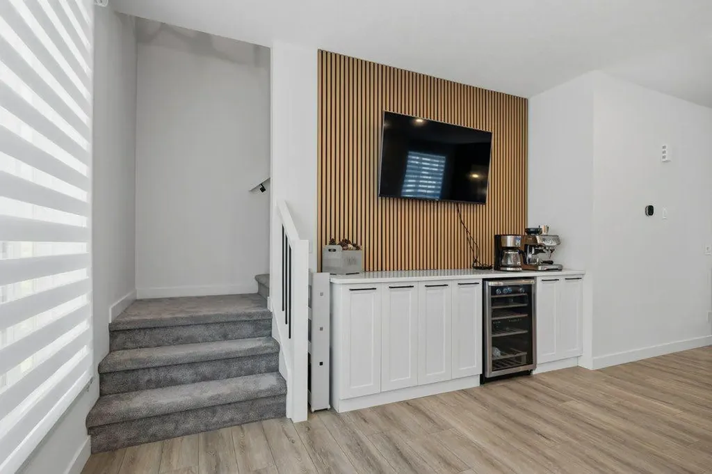 322 Sovereign Common SW Calgary AB T3C 3Y3