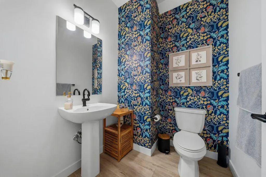 322 Sovereign Common SW Calgary AB T3C 3Y3