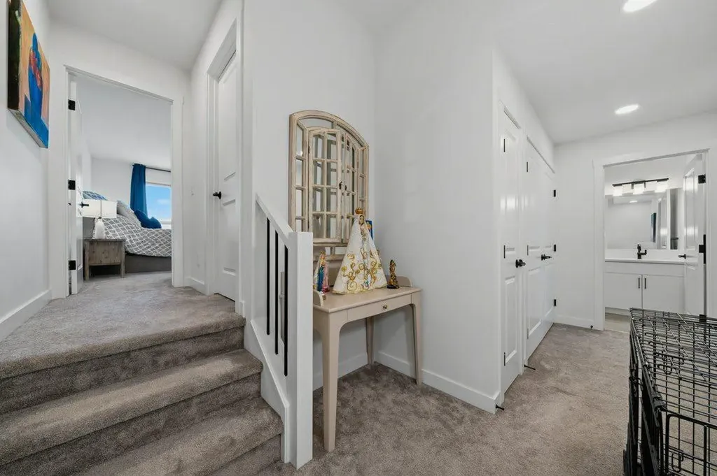322 Sovereign Common SW Calgary AB T3C 3Y3