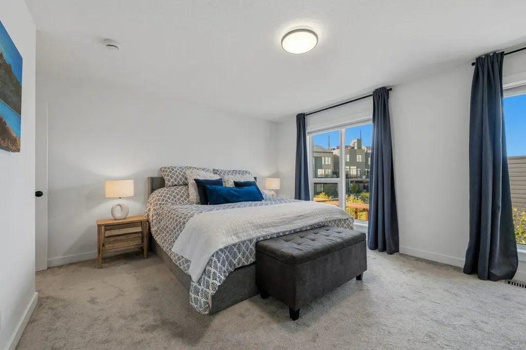 322 Sovereign Common SW Calgary AB T3C 3Y3
