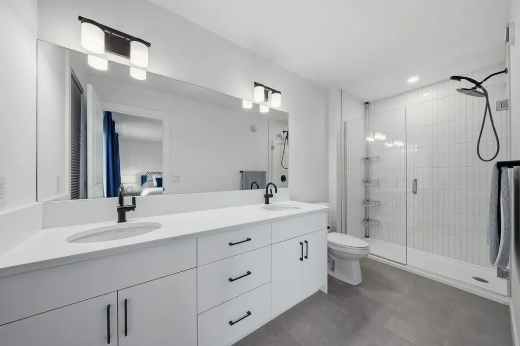 322 Sovereign Common SW Calgary AB T3C 3Y3
