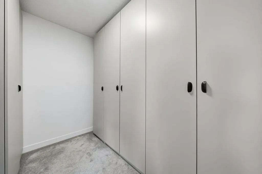 322 Sovereign Common SW Calgary AB T3C 3Y3
