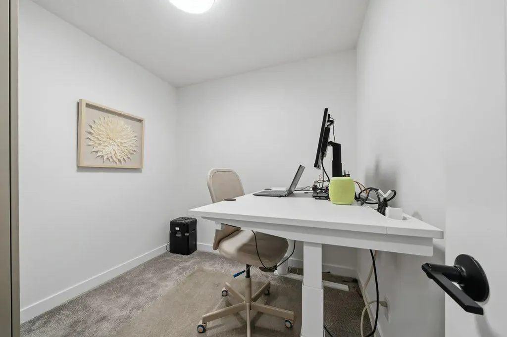 322 Sovereign Common SW Calgary AB T3C 3Y3
