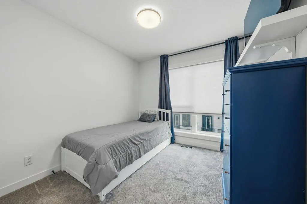 322 Sovereign Common SW Calgary AB T3C 3Y3