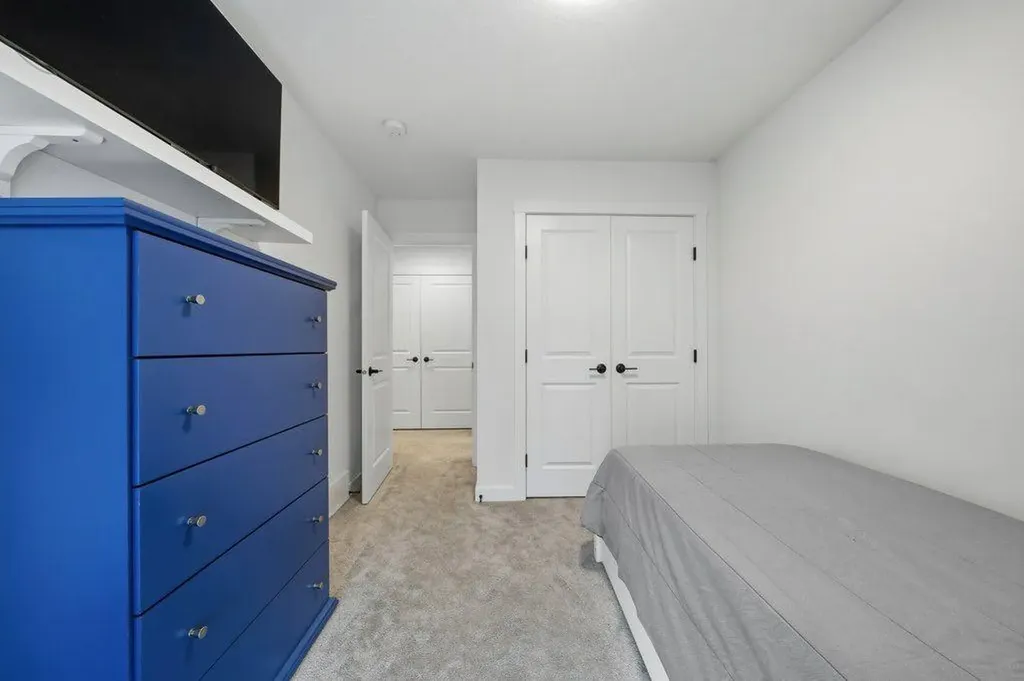 322 Sovereign Common SW Calgary AB T3C 3Y3