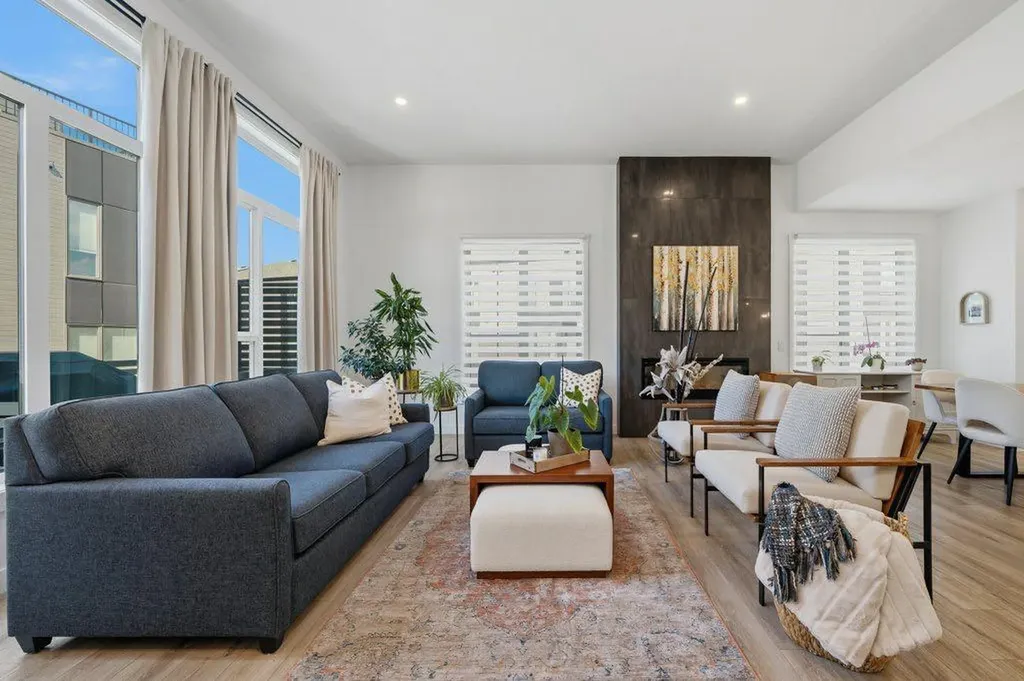 322 Sovereign Common SW Calgary AB T3C 3Y3