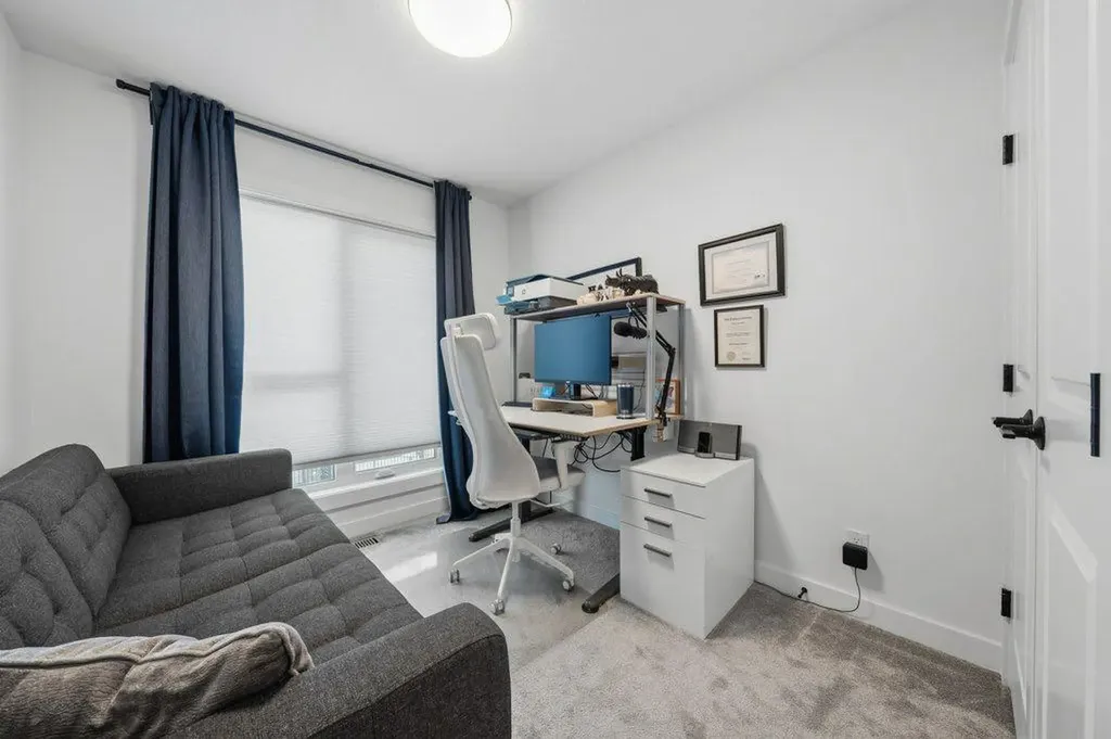 322 Sovereign Common SW Calgary AB T3C 3Y3