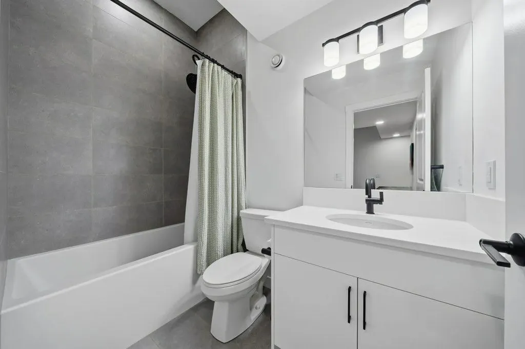 322 Sovereign Common SW Calgary AB T3C 3Y3