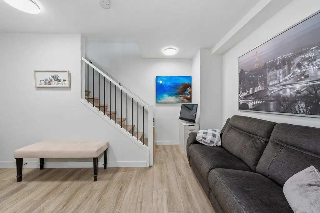 322 Sovereign Common SW Calgary AB T3C 3Y3