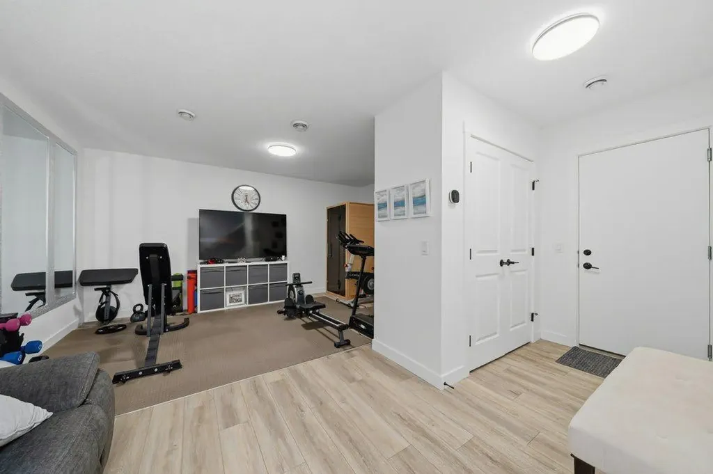 322 Sovereign Common SW Calgary AB T3C 3Y3