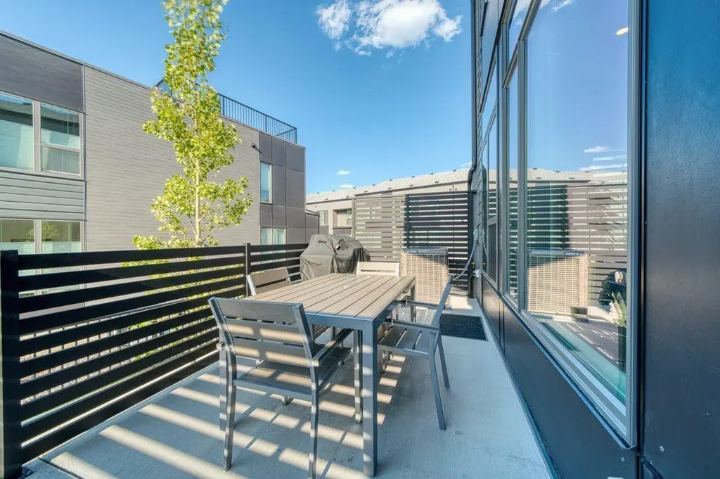 322 Sovereign Common SW Calgary AB T3C 3Y3