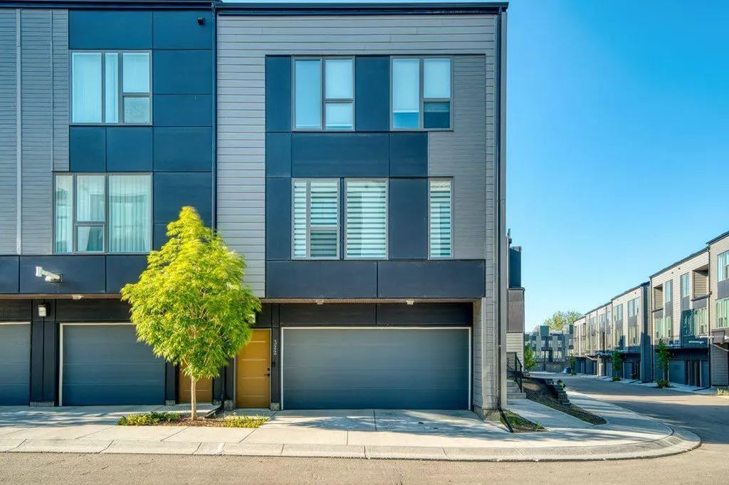 322 Sovereign Common SW Calgary AB T3C 3Y3