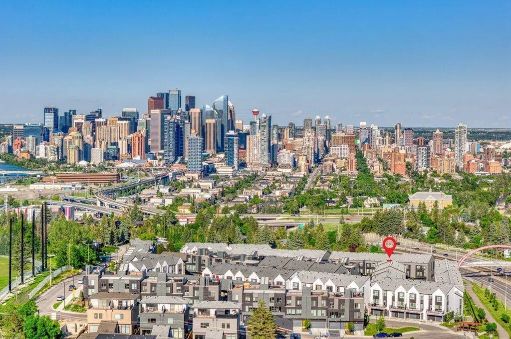 322 Sovereign Common SW Calgary AB T3C 3Y3