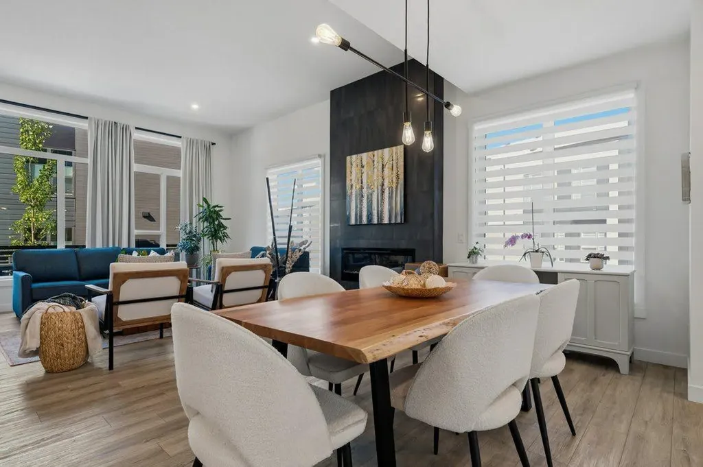 322 Sovereign Common SW Calgary AB T3C 3Y3