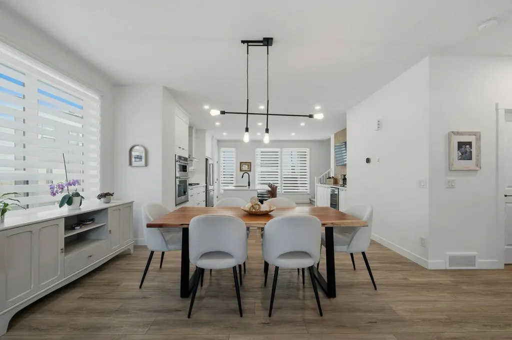 322 Sovereign Common SW Calgary AB T3C 3Y3