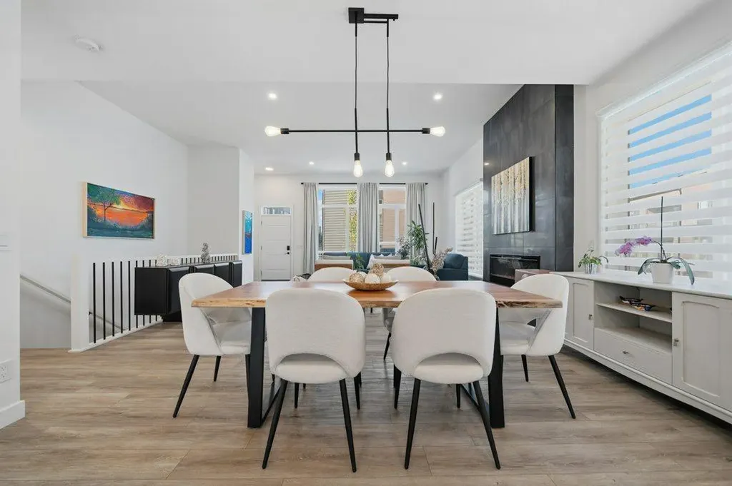 322 Sovereign Common SW Calgary AB T3C 3Y3