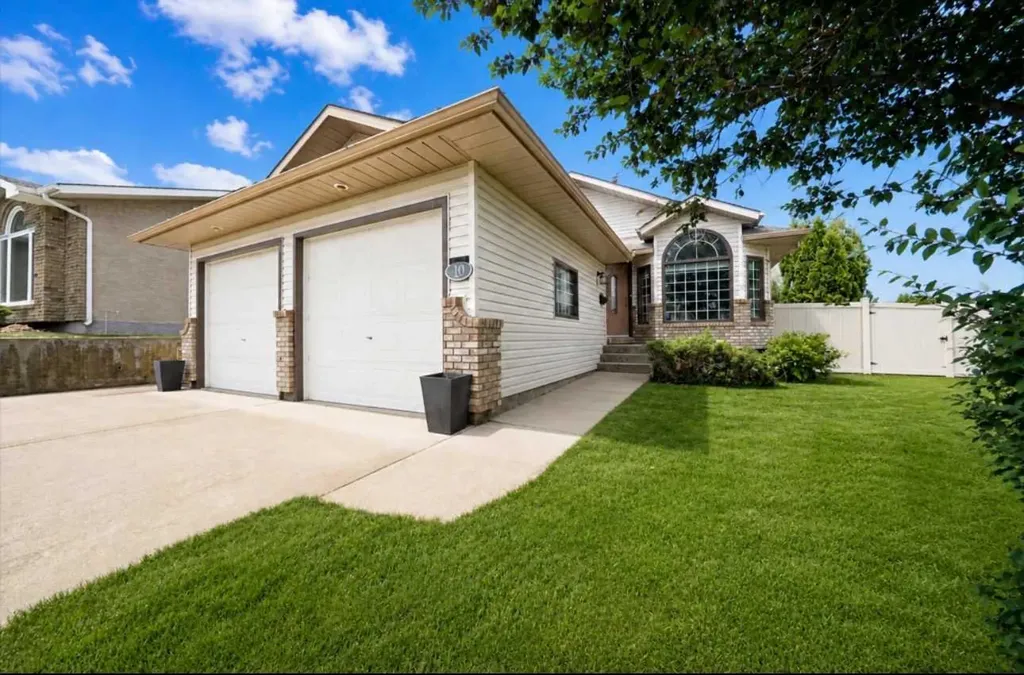 10 Redwood Place SE Medicine Hat AB T1B 4A1