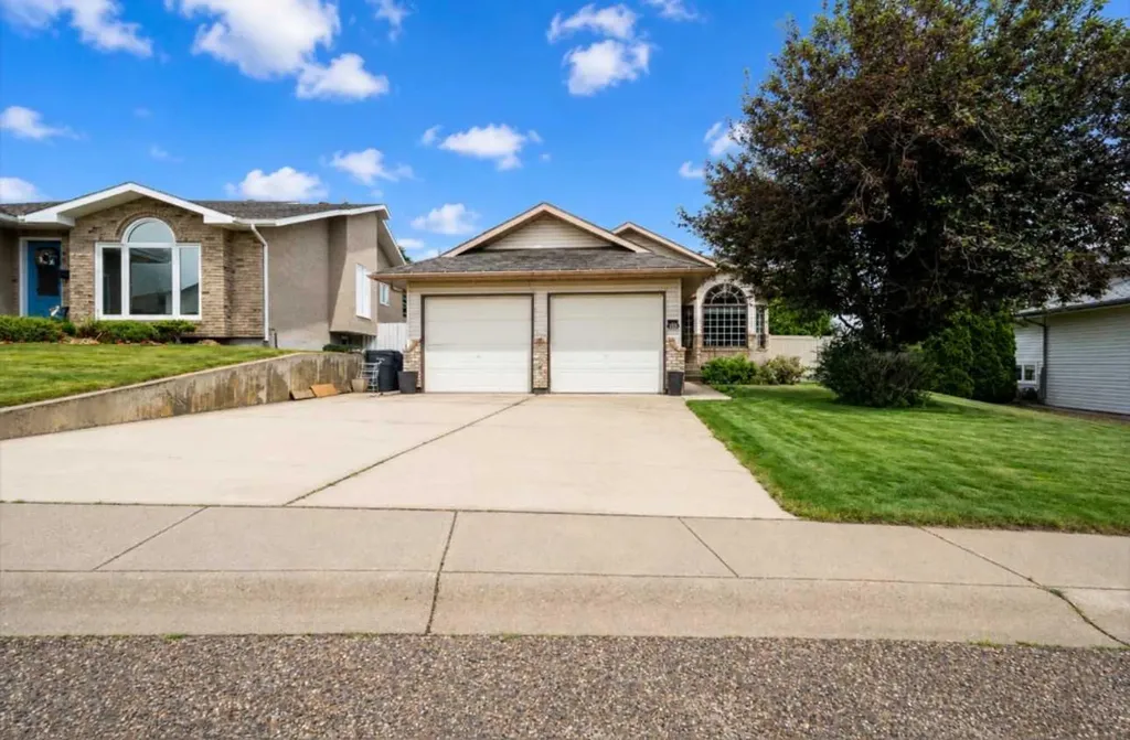 10 Redwood Place SE Medicine Hat AB T1B 4A1