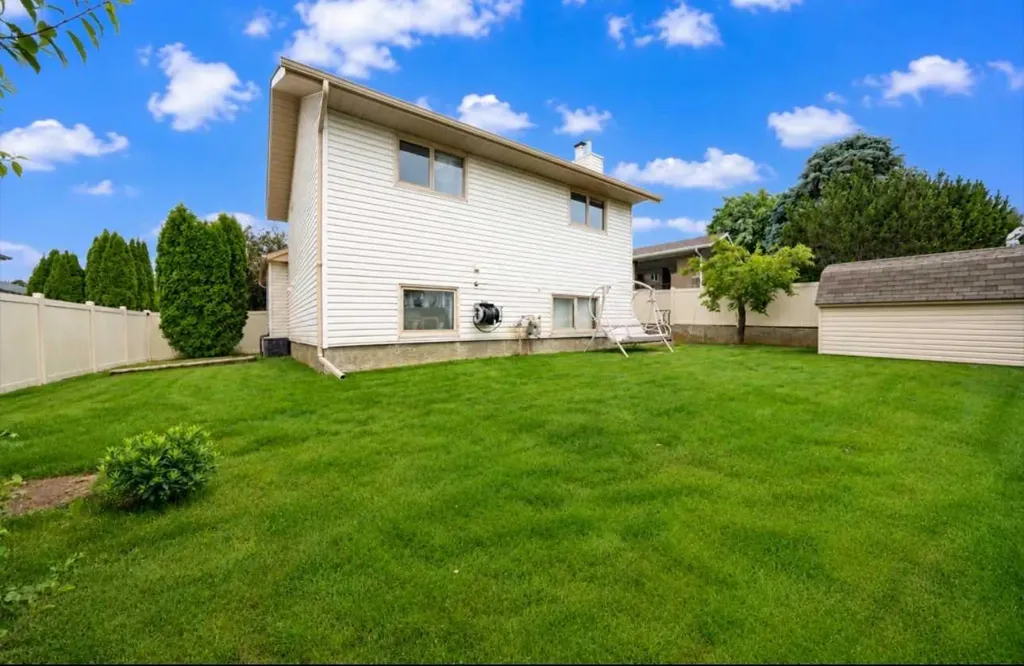 10 Redwood Place SE Medicine Hat AB T1B 4A1