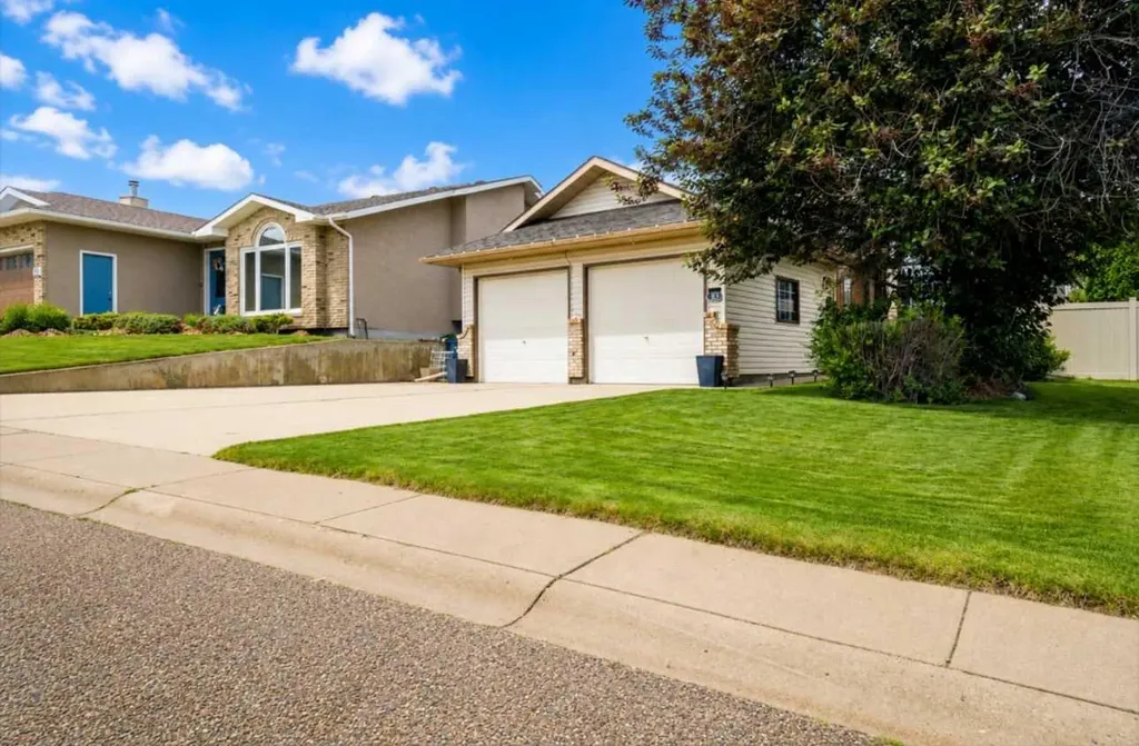 10 Redwood Place SE Medicine Hat AB T1B 4A1