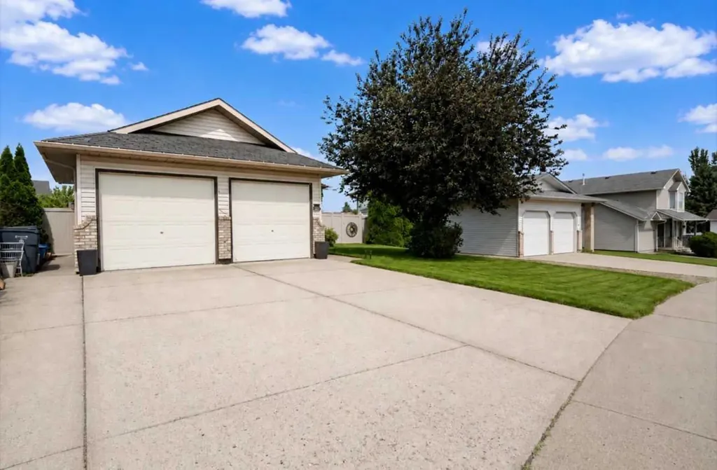 10 Redwood Place SE Medicine Hat AB T1B 4A1
