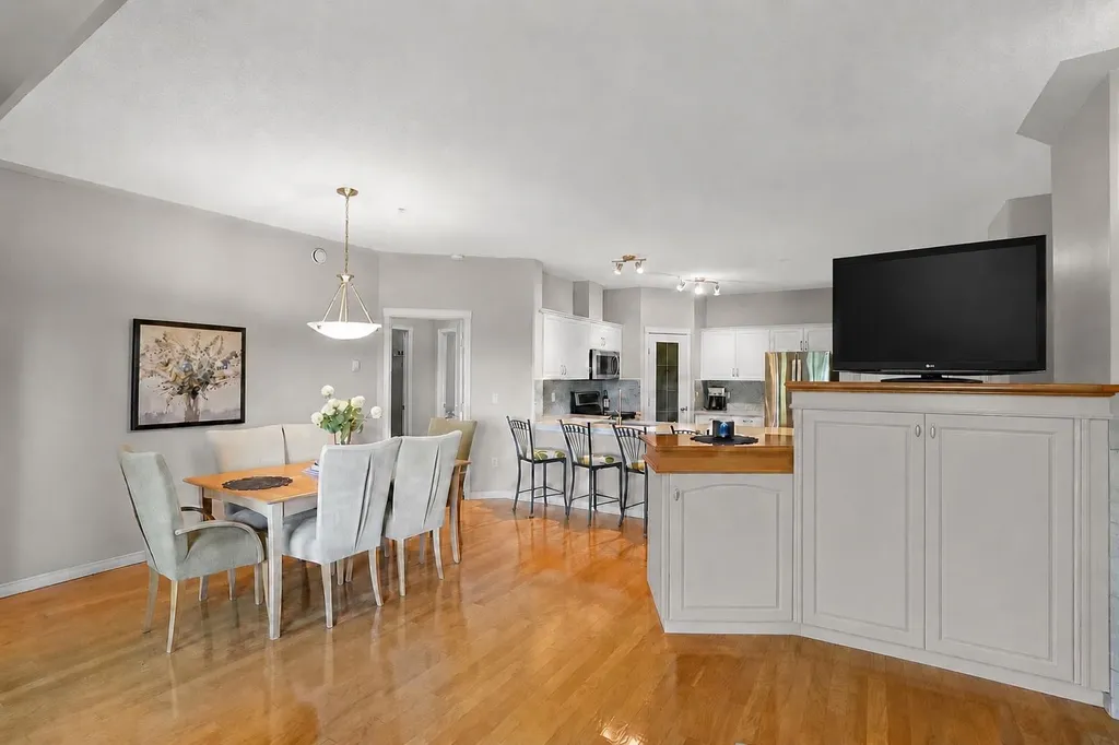 60 Sierra Morena Landing SW Calgary AB T3H 5H1