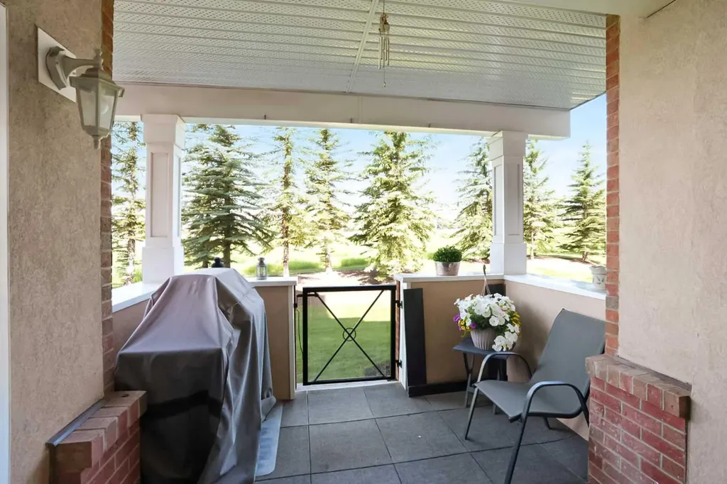 60 Sierra Morena Landing SW Calgary AB T3H 5H1