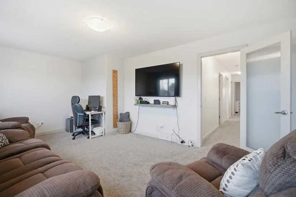 107 Everwoods Park SW Calgary AB T2Y 0G3