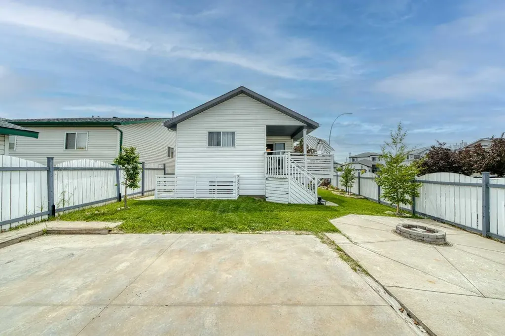 119 Applemont Close SE Calgary AB T2A 7S3