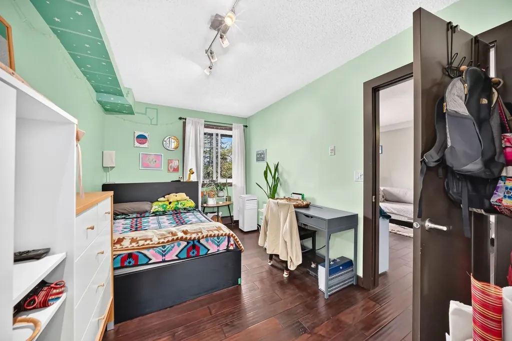 1301 17 Avenue NW Calgary AB T2M 0R2