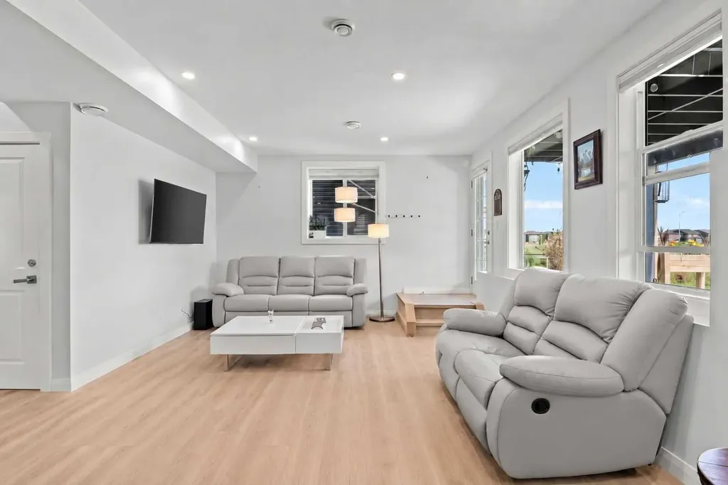 195 Evansfield Close NW Calgary AB T3P 1V7