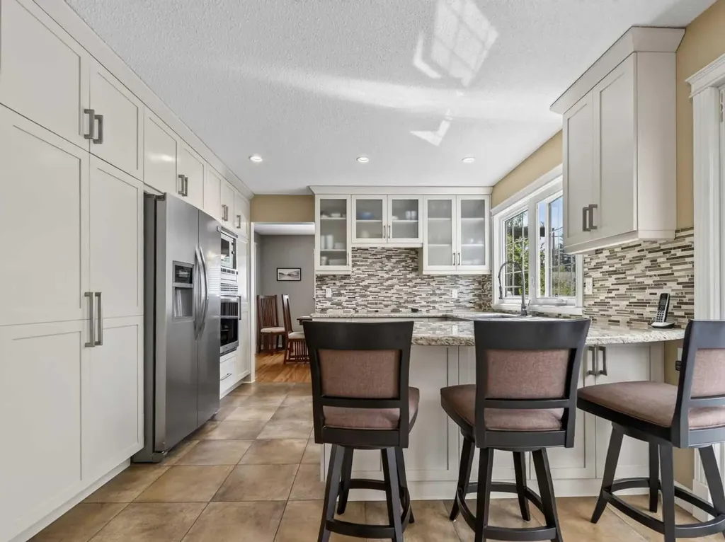 10723 Maplebend Drive SE Calgary AB T2J 1X3