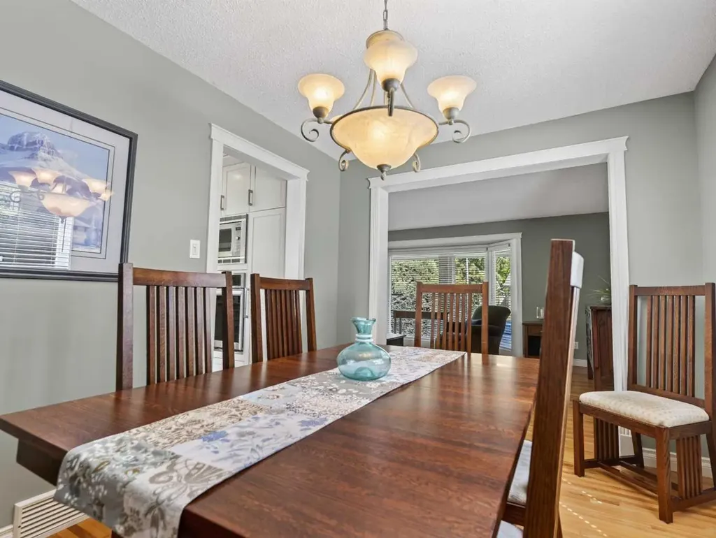10723 Maplebend Drive SE Calgary AB T2J 1X3