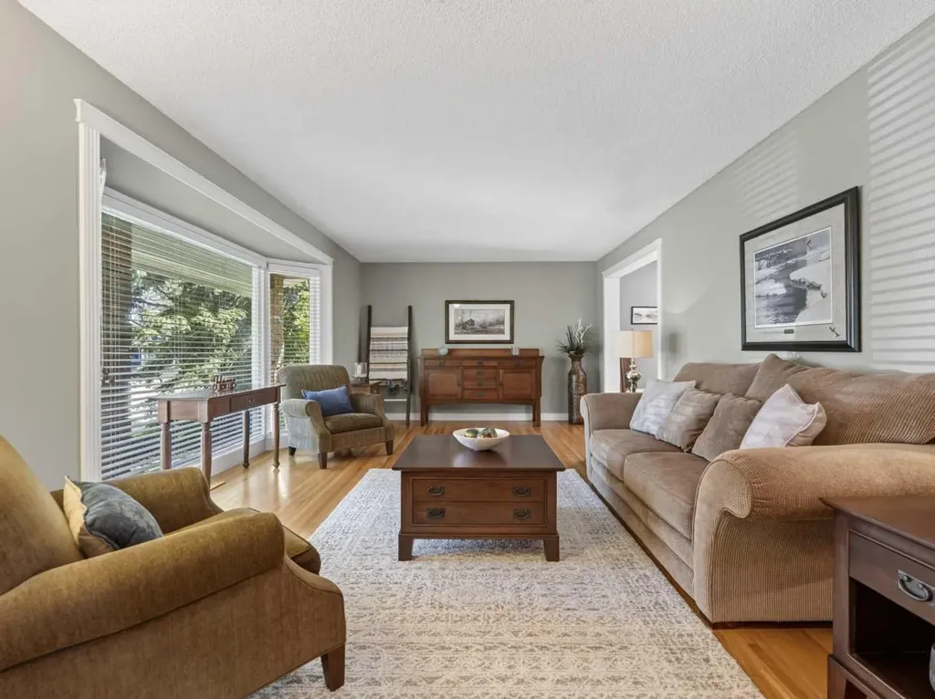 10723 Maplebend Drive SE Calgary AB T2J 1X3