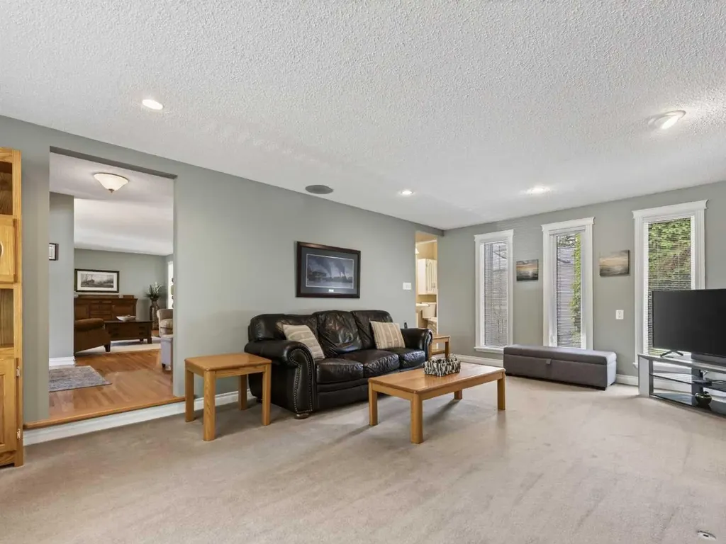 10723 Maplebend Drive SE Calgary AB T2J 1X3