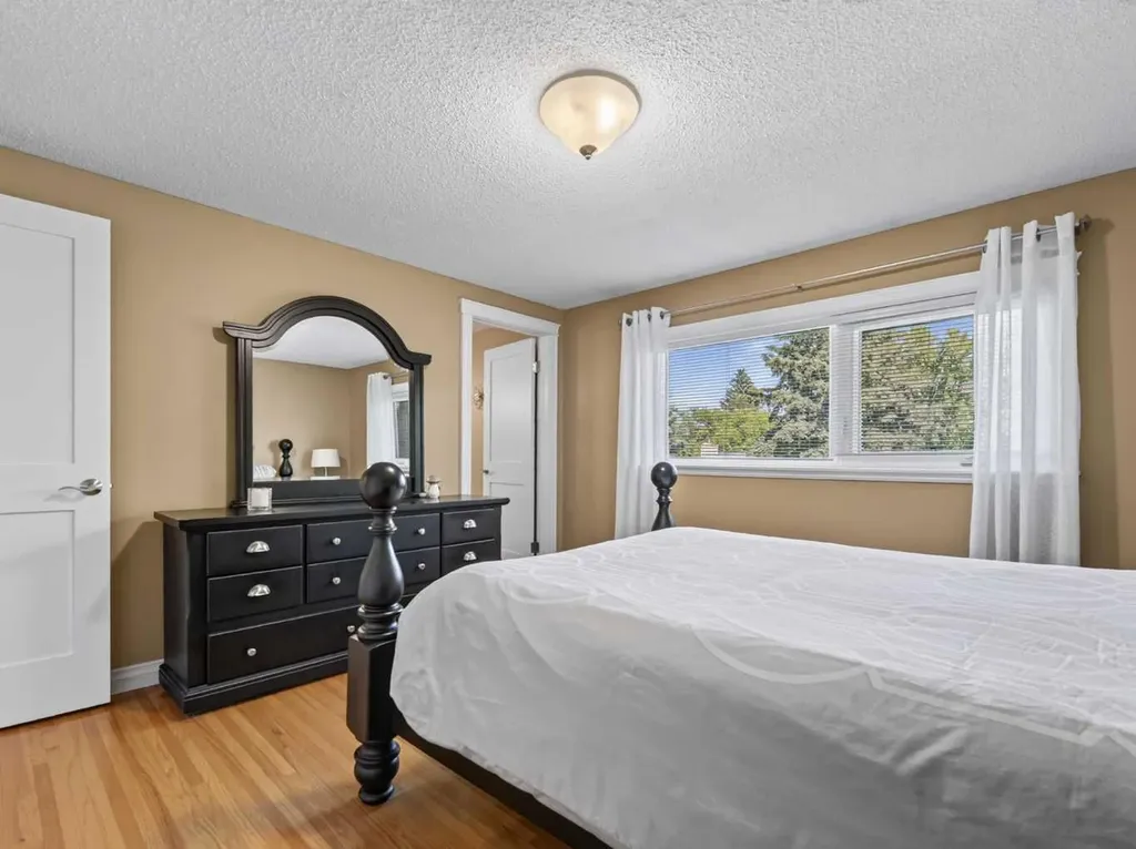 10723 Maplebend Drive SE Calgary AB T2J 1X3