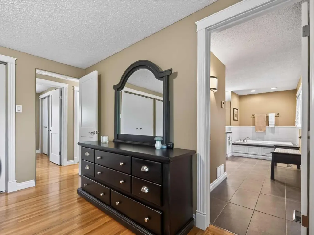 10723 Maplebend Drive SE Calgary AB T2J 1X3