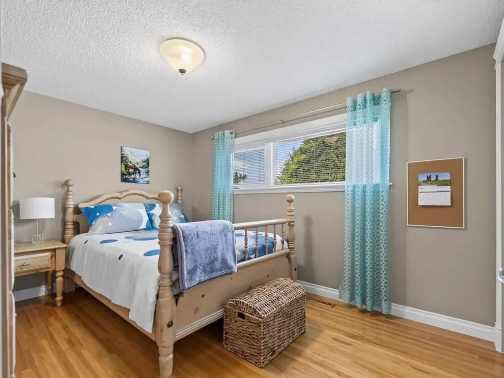 10723 Maplebend Drive SE Calgary AB T2J 1X3