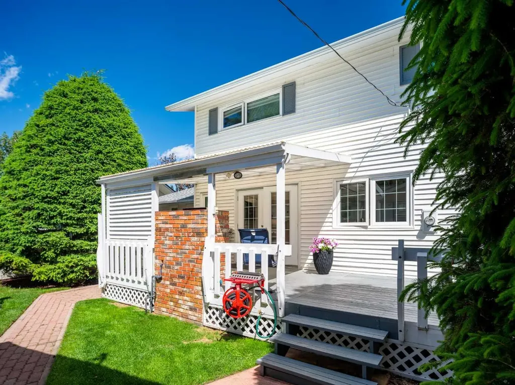 10723 Maplebend Drive SE Calgary AB T2J 1X3