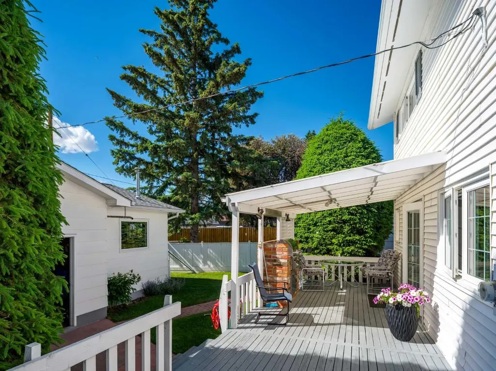 10723 Maplebend Drive SE Calgary AB T2J 1X3
