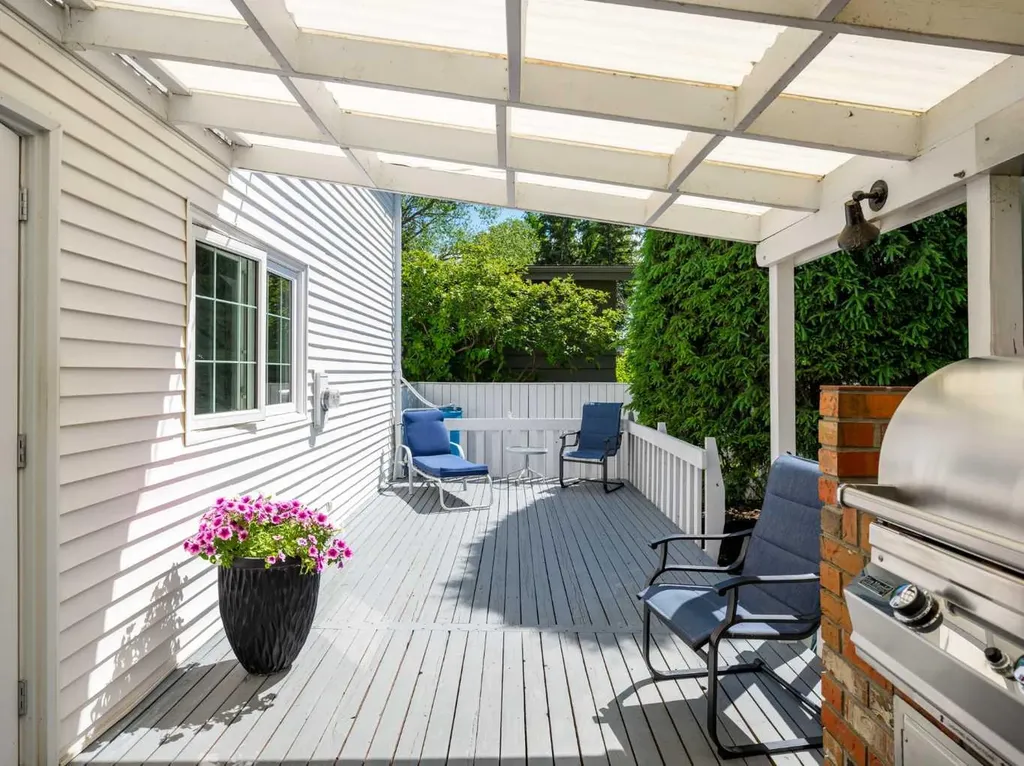 10723 Maplebend Drive SE Calgary AB T2J 1X3