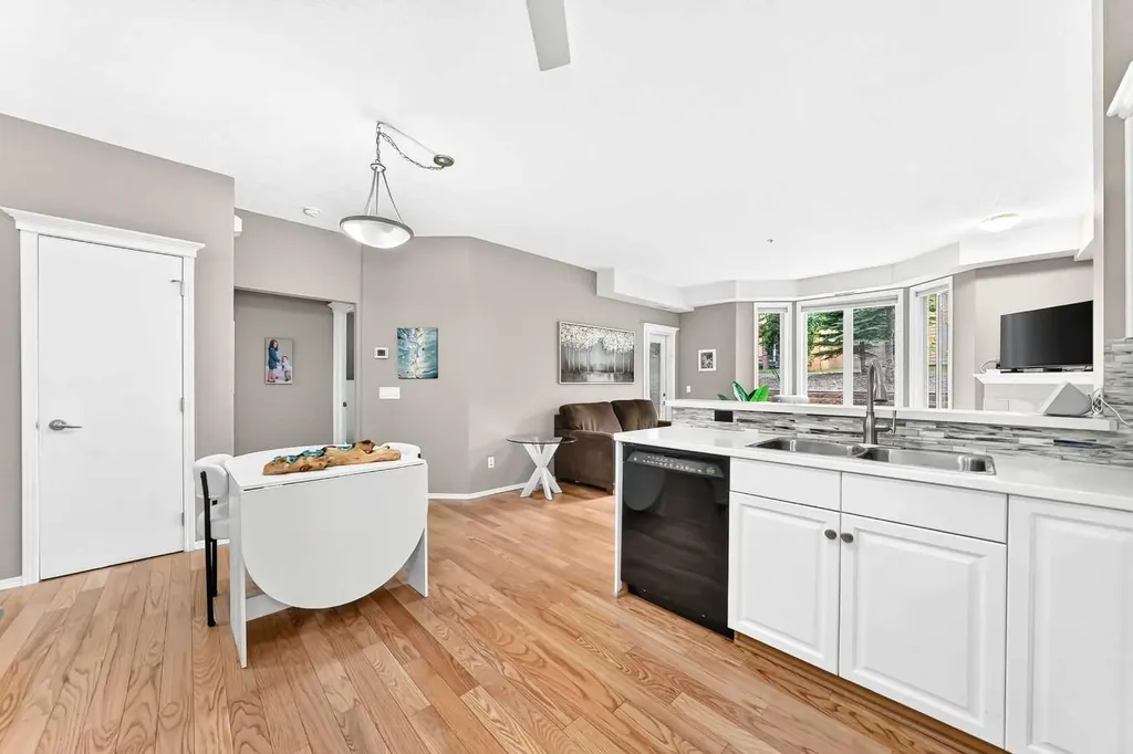 15 Everstone Drive SW Calgary AB T2Y 5B5