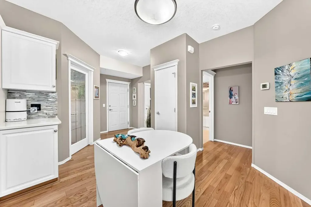 15 Everstone Drive SW Calgary AB T2Y 5B5