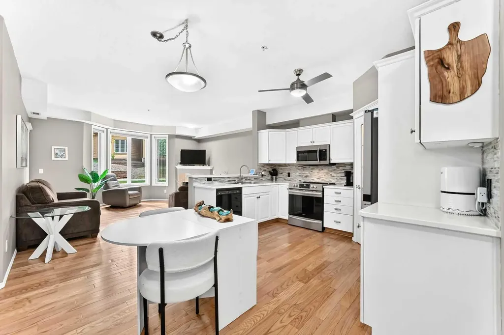 15 Everstone Drive SW Calgary AB T2Y 5B5
