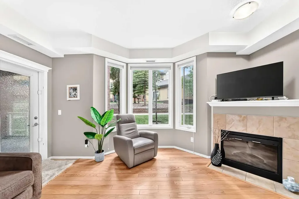 15 Everstone Drive SW Calgary AB T2Y 5B5