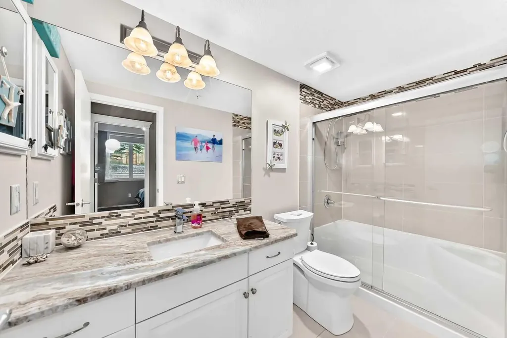 15 Everstone Drive SW Calgary AB T2Y 5B5