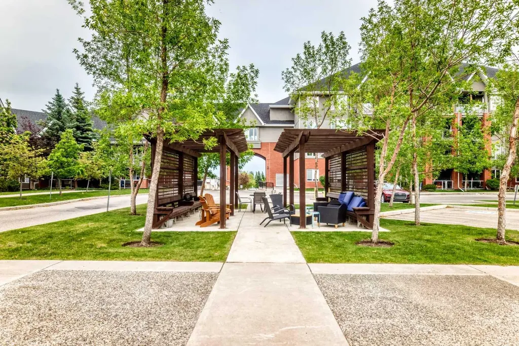 15 Everstone Drive SW Calgary AB T2Y 5B5