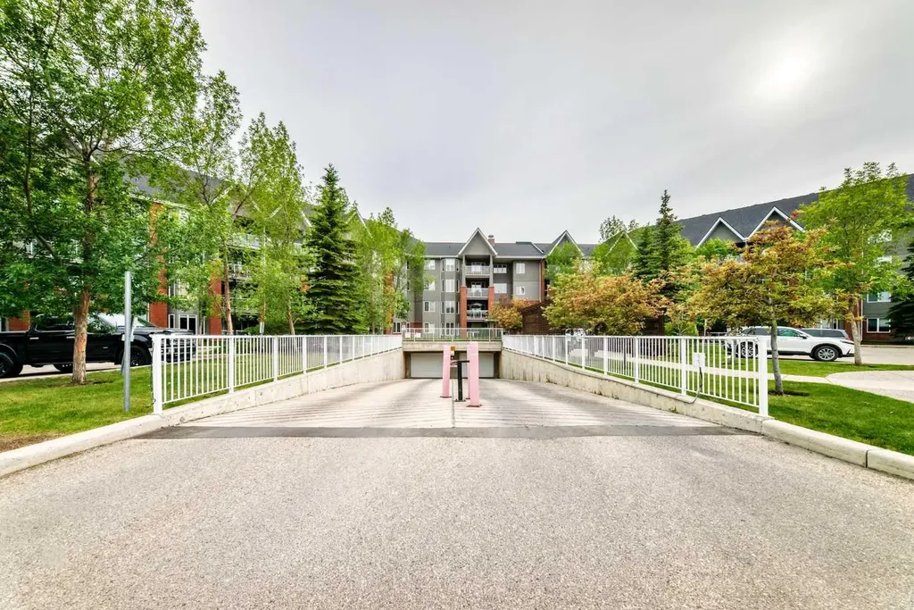 15 Everstone Drive SW Calgary AB T2Y 5B5