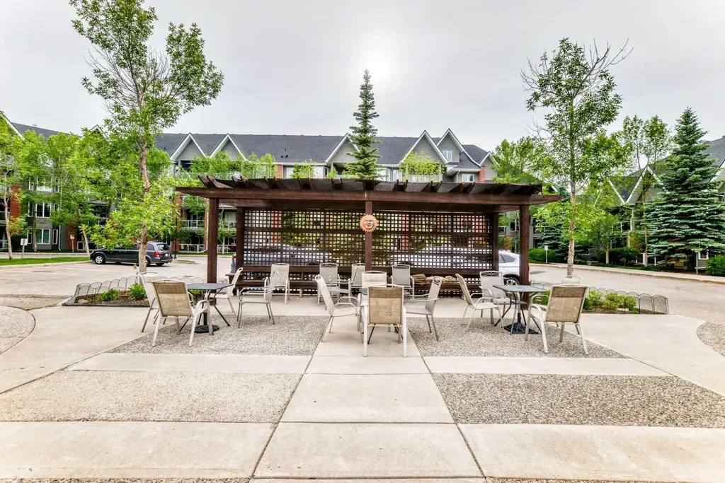 15 Everstone Drive SW Calgary AB T2Y 5B5