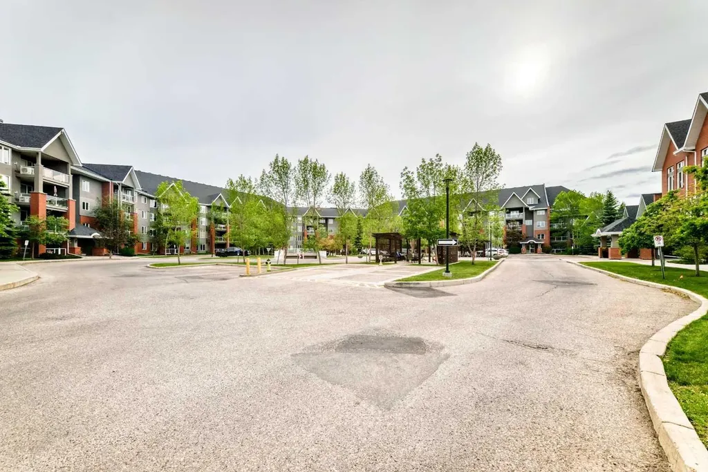 15 Everstone Drive SW Calgary AB T2Y 5B5